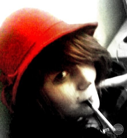 červenočiapočkové dievča. A cigareta.