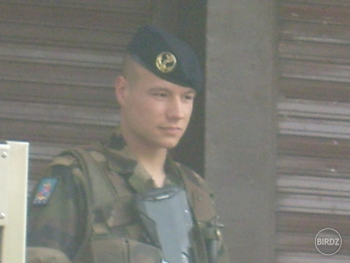 Tento vojak bol strašne sexi a taký samopal v ruke že konec :D 