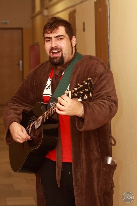 na jednej akcii s gitarkou na krku 