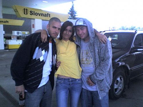 Ja s Egom a s jeho kamosom /a producentom kontrafaktu/ ppc typkovia:)))))v pozadi Rytmusove byv.auto:))