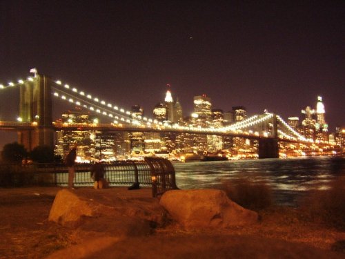 NY, Nočný pohľad na Manhattan z Brooklynu