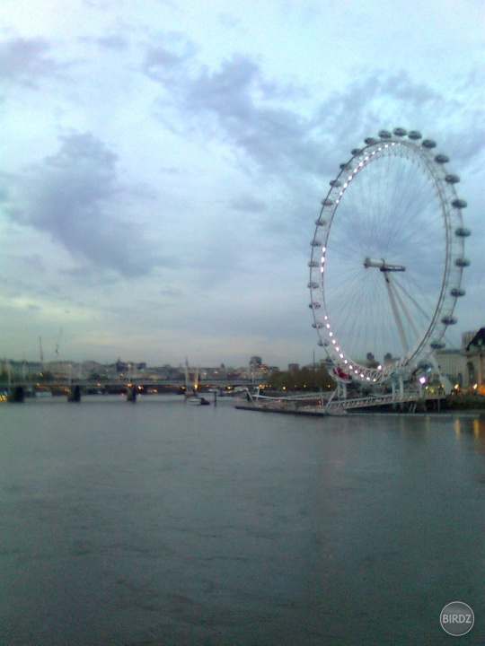 london eye a temža :P a este ked zapada slnko... nikomu to tam neurobilo dobre na psychiku :P