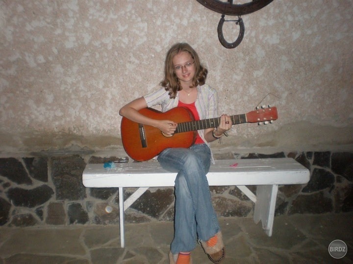 S gitarkou pri stene