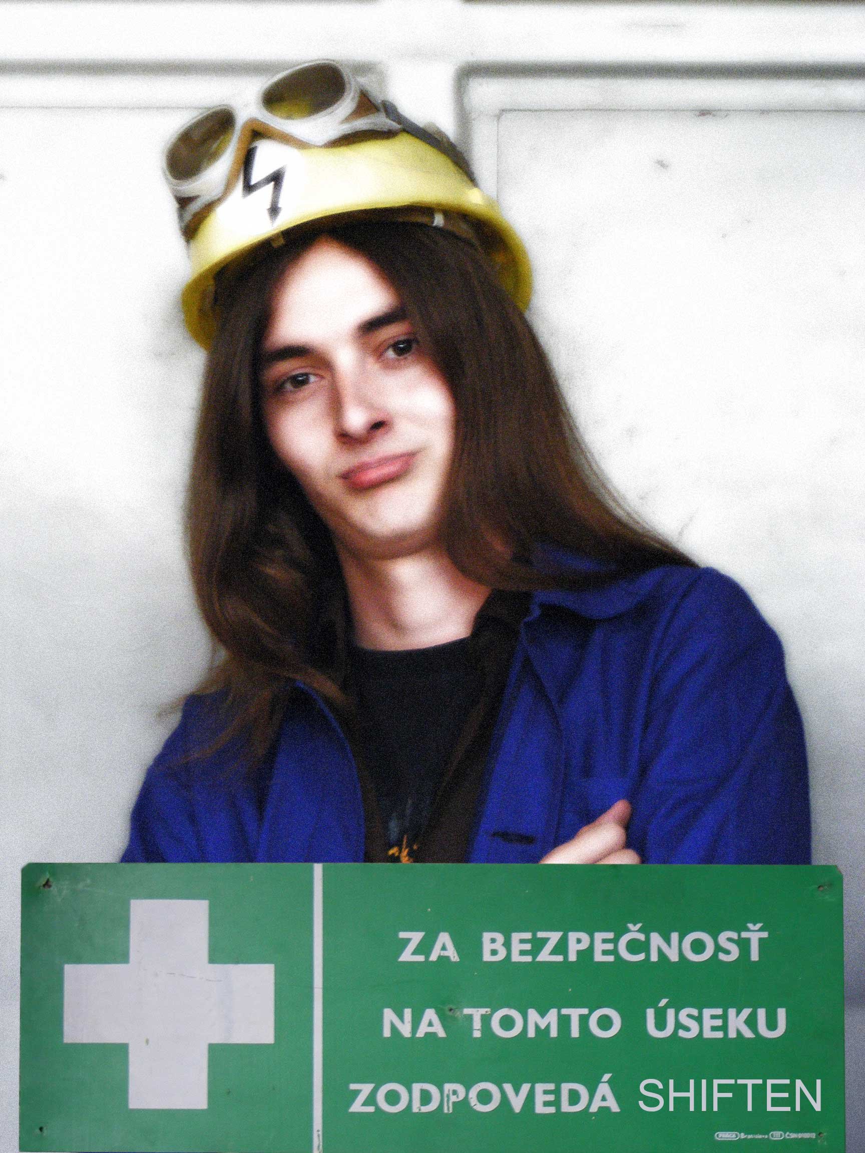 Vyzeram tam ako homosexual s kaktusom v prdeli , ale nejak ta studenska recesia (fotka na tablo) 