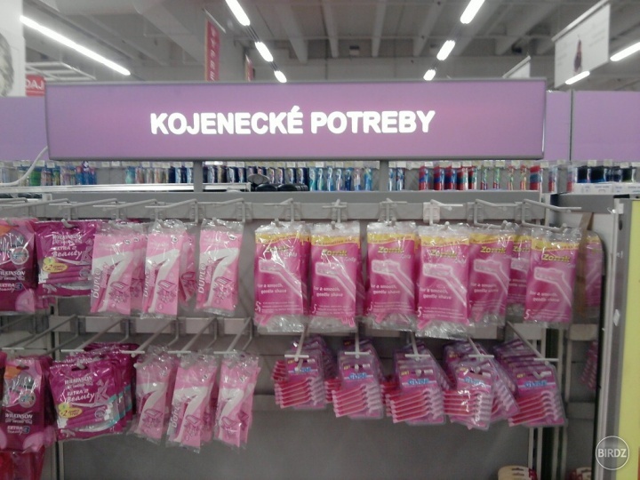 Kojenecké potreby, no ja si nemyslím, že kojenec potrebuje obsah tohoto regálu. 