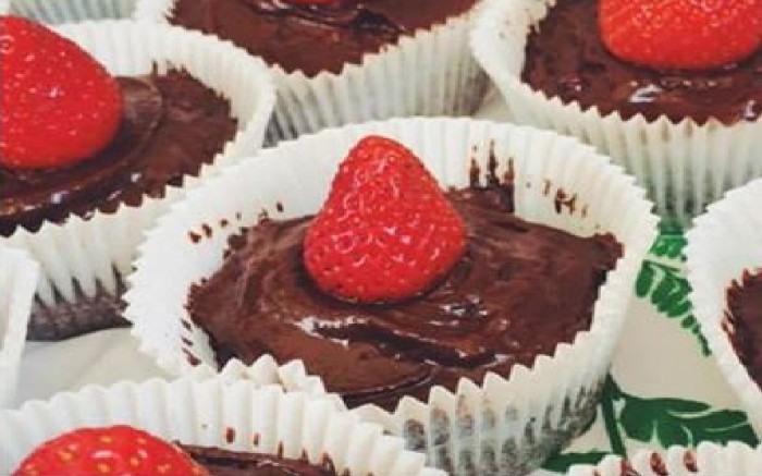 tieto som robila minule :) bezlepkové(rozumej bezmúkové) brownie-mufinny :) extra čokoládové, naozaj extra lebo tam ide nakompletku skoro pol kila čokolády :D (rátaj aj krém) :D ale boli excelentné :)