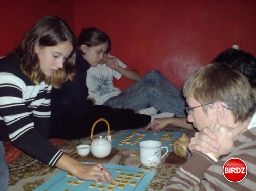 Niekoľko partií shogi. 