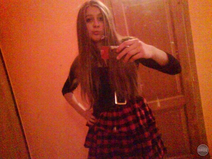 Hmm... hneď po škole som sa odfotila v nových šatoch.