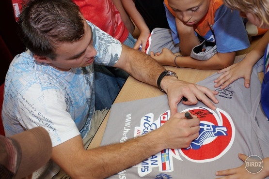 Camp HMI-yiear 2008- Peter Budaj na autogramiáde