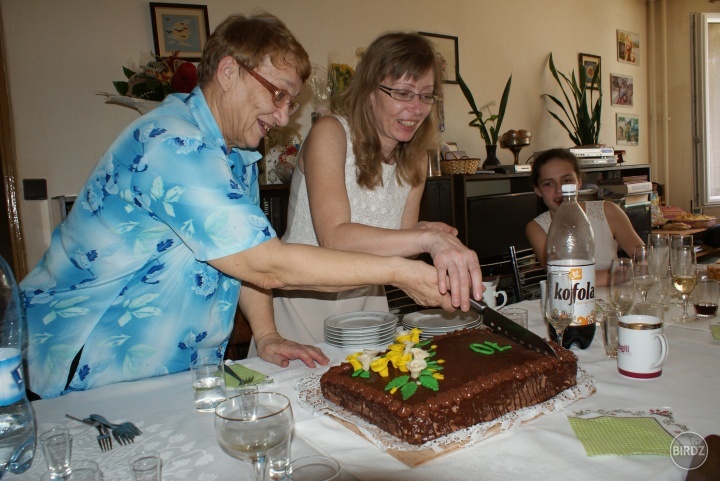 ROZKRAJOVANIE NARODENINOVEJ TORTY