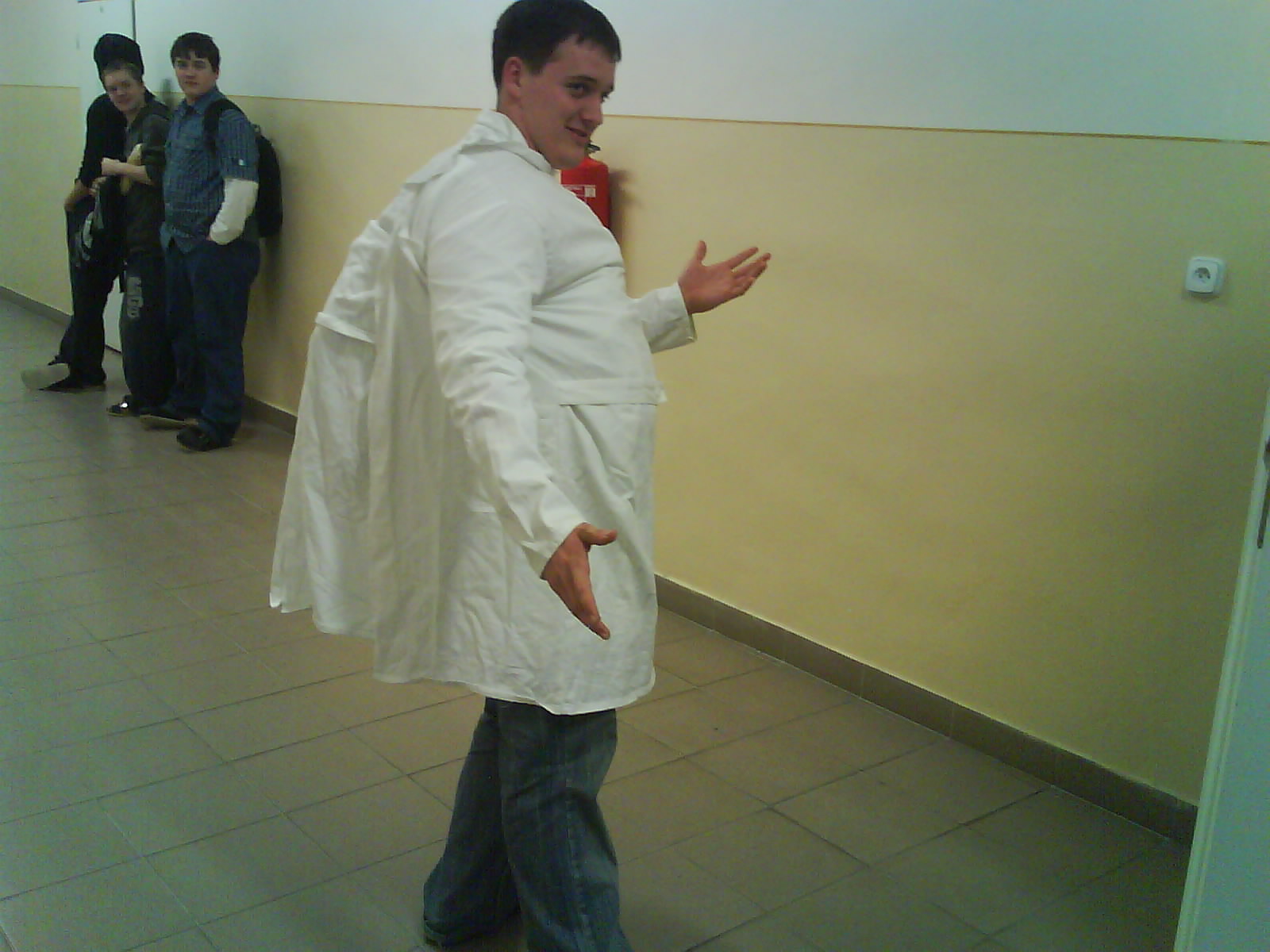 Môj spolužiak na prvého apríla :-) vpredu aj vzadu taška a plášť...jednoducho Zemák :-D