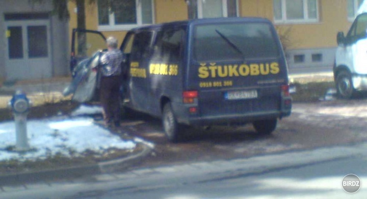 Aj takéto autíčka k nám do Bryndziarova občas po slovenských cestách z Ružomberka dorazia... :D
