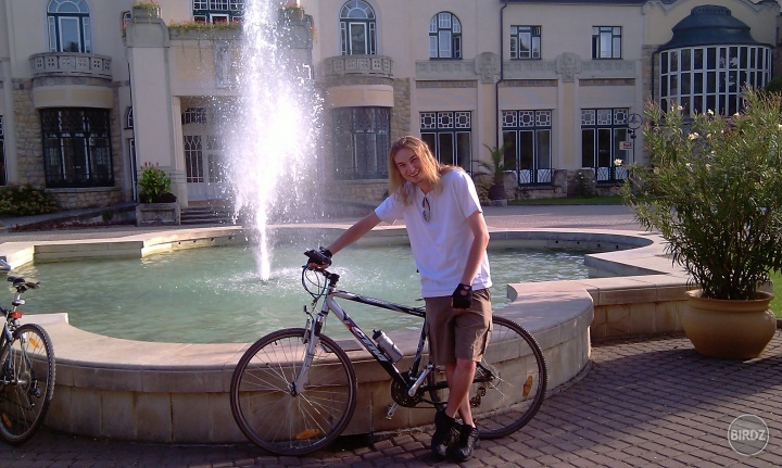s bicyklom pri fontanke :P nedaleko vyvierala aj vajcovka o teplote 60 stupnov celzia :P