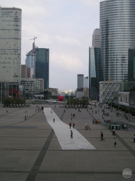 La Defense a v pozadí Víťazný oblúk