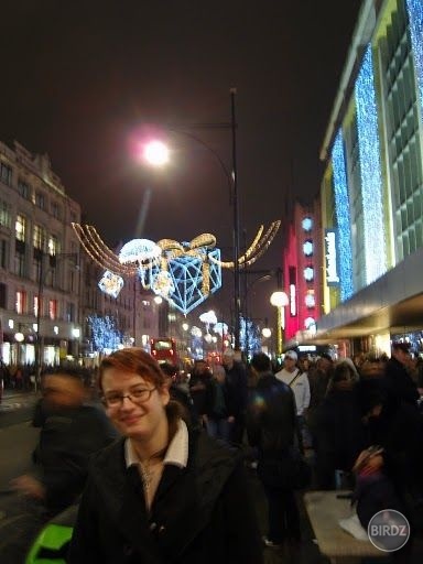 Ja na prepchatej vianočne vysvietenej Oxford Street.
