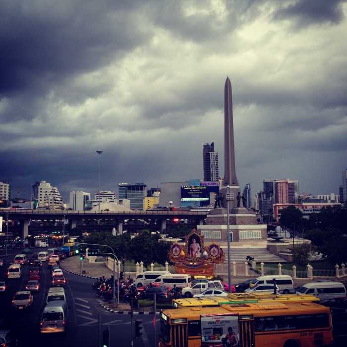 Victory monument - Bangkok. Tu to mozno az tak nevyzera, ale v zivote som nevidel horsiu dopravu.
