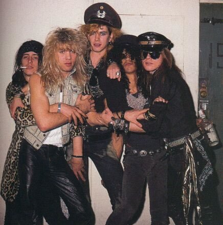 Pomaly sa k tomu dostavame: Najlepsia kapela na svete: Guns N´Roses! ...aj tak nechapem preco Izzy chyta Duffove koleno :D