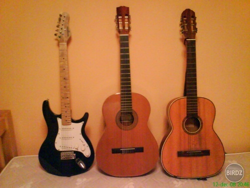 nase tri graacie (rozumej gitarky), ta prva zlava je najnovsia, ale som len jej ciastocny vlastnik, ta stredna je moja, na nej  sa ucim a hram a ta tretia je ocova z r. 1970 za 700 Kcs:D:D:D ale nedala sa uz naladit:-P