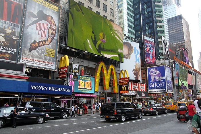 Times Square, najznámejšie námestie v New Yorku. Čo na ňom turisti nájdu? Ďalšie reklamy. A reklamy. 