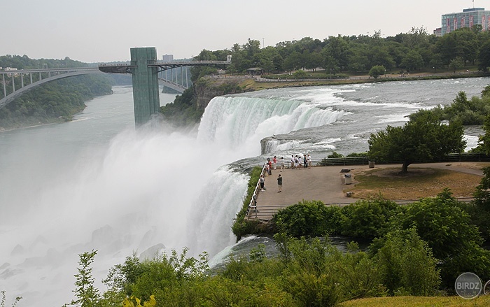 Niagarské vodopády (jedna časť), v pozadí most do Kanady.