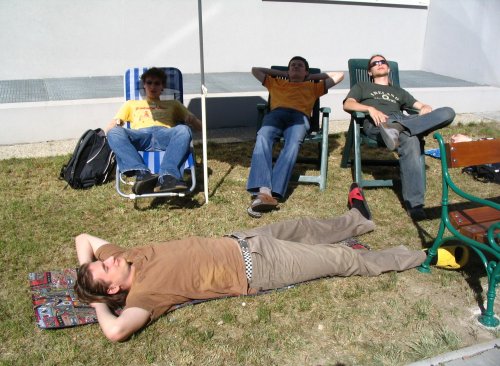 tsss.. a potom že na strednej sme toho mali veľa.. aj grilovať sme chceli, ale pršalo v ten deň...