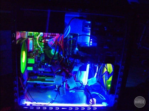 Ešte upratať v kábloch a bude to :D
Ja viem, že to nieje dokonale, ale pentium už bude vypadať lepšie a v hlave mam ešte kopu napadov keby sa niekto obetoval :D