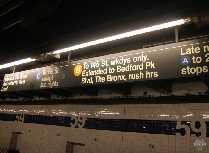Nikdy som nezablúdil doteraz v metre. Všetky metrá sú jednoduché, okrem tohoto, New Yorské trochu nechápem, v jednom smere idú tie isté farby s rôznymi písmenkami inde. Na mape sa stanica volá inak (lebo skratky) ako samotná stanica... Toto bude trochu ťa