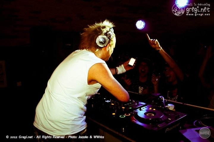Revolúcia! Nefotíme si my DJa, ale DJ nás, jou! :D