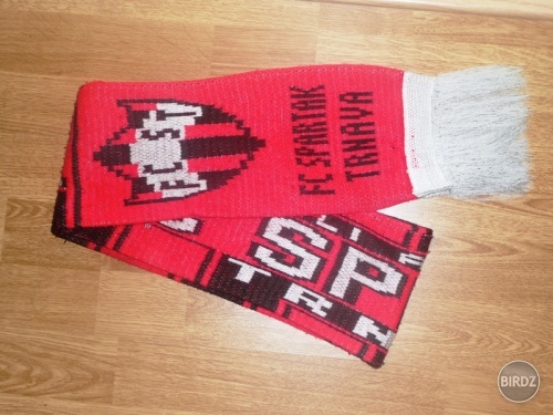 a toto je môj najlepší kamarát...cez víkendy ho stále vetrám na zápasoch...tento šál má pomály tolko rokof čo ja...