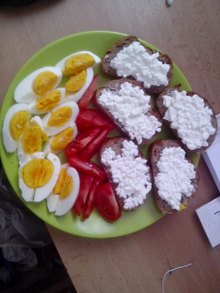 ked sa clovek pozrie viac dozadu v chladnicke, aj celkom schopne ranajky ma :D