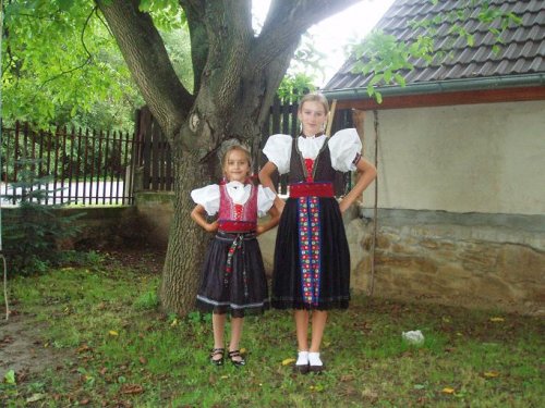 toto som prosím pekne ja so sestrrou v Súčanskom kroji kedysi dávno na Dožinkoch