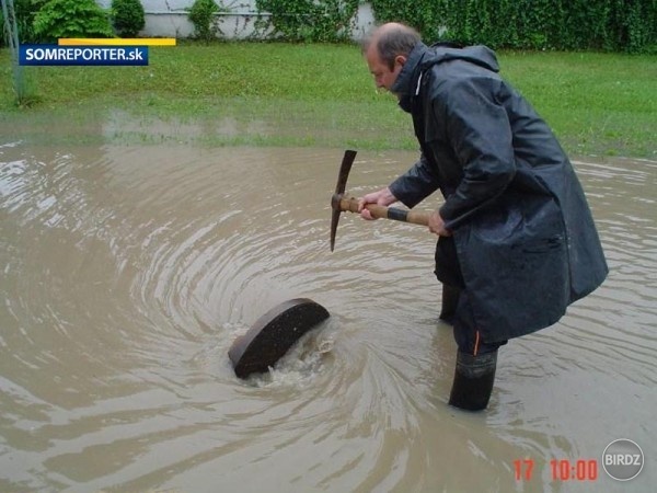 Zatopený Trebišov v okolí sídliska Juh. Túto potopu zapríčinila v majoritnej časti kanalizácia, ktorá prúdom vypúšťala vodu. (Foto: čitateľ Michal z Trebišova)