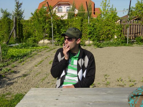 Posedenie u babky v záhrade (s cigoškou)