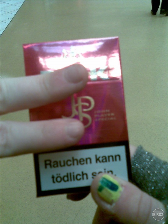 Aké fešné cigarety som si kúpil vo Viedni :D Kamarátka držala, druhá dala peace a ja som to odfotil :D Banda debilov :D
Btw, vyšli ma na 3,70€