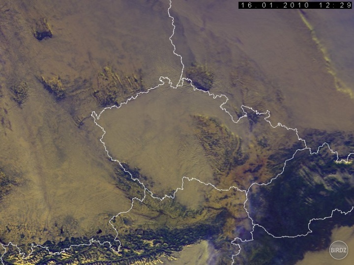 Zaber z polarnej druzice Noaa dna 16.1.2010. Po dlhsej dobe sa vyjasnilo a tak sa odkryl zemsky povrch. Tu je krasne vidno, ze hned za hranicou v Rakusku+zahorie je vsetko biele. Suvisla snehova pokryvka. Len Dunaj je tmava ciarka.