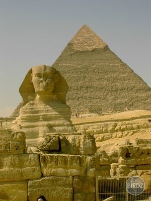 Najznámejšia pamiatka starovekého Egypta, pyramídy v Gíze, so Sfingou v popredí