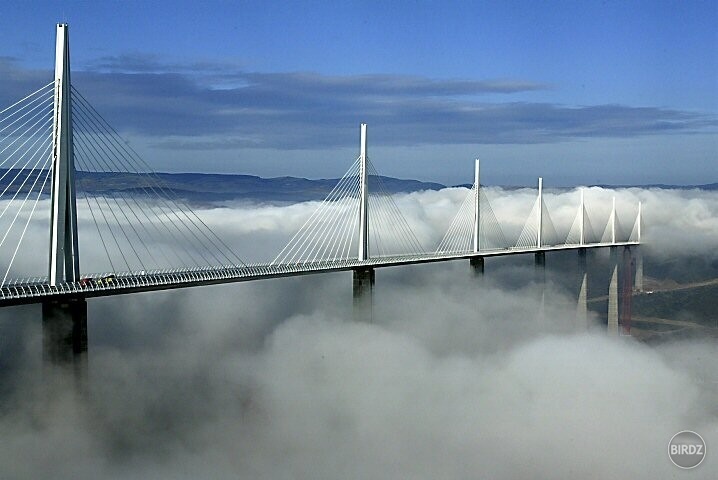 „Le Viaduc de Millau“ Tento 2,5km dlhý francúzsky zázrak architektúry je najvyšším mostom na svete (výška 343m, cesta vedie vo výške 245m)