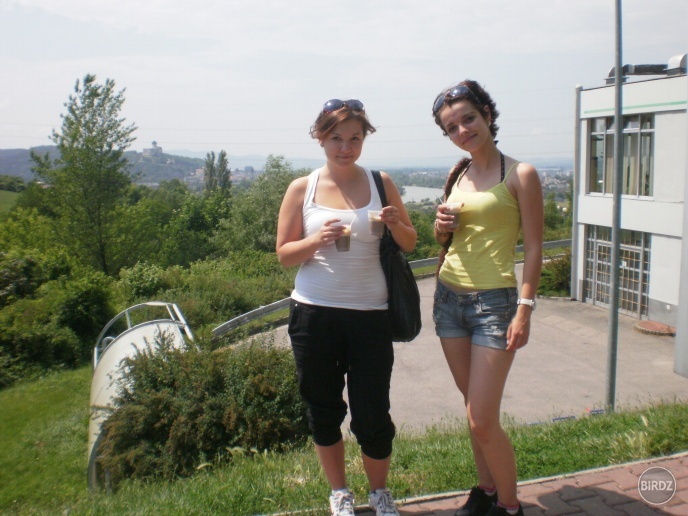 Po ceste na chatu na benzínke... v pozadí impozantný Trenčiansky hrad :D
