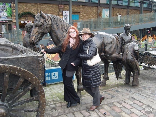 Aktualizácia z decembra 2010... aktuálnejšia fotka z Camden Marketu, Londýn, s mojou drahou mami :)