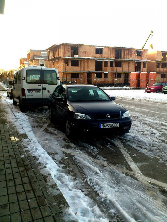 das autoooo... sme dostali spz jak pre dvesteho debila za volantom :D 