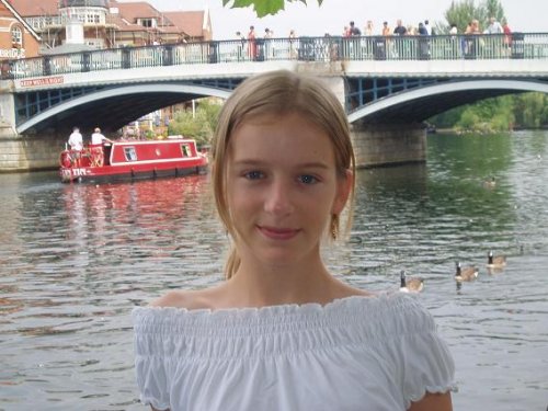 ja vo Windsore s Temžou v pozadí