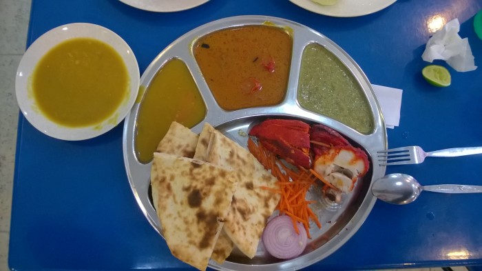 Prave sa pozerate na jedno z najlepsich jedal na svete. Tandoori chicken,naan bread,dhal.