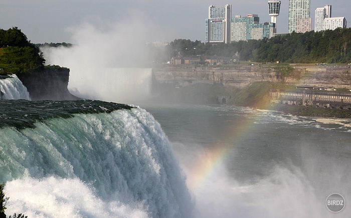 Niagarské vodopády (jedna časť), vľavo príroda = USA, vpravo domy = Kanada... Inak väčšinou je to opačne... :)

Potom je ešte jedna väčšia, krajšia časť niagarských, ale tam sa nedalo fotiť, lebo strašne pršala voda z vodopádov a celí sme boli mokrí :D 