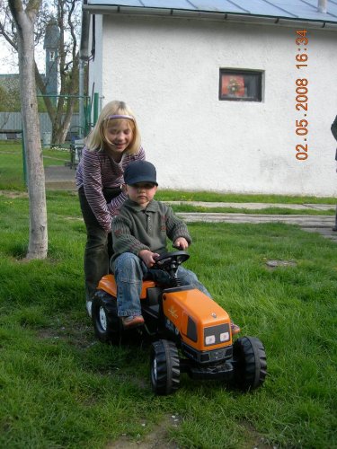 To na traktore ,to je lukasko a to dievcatko za nim je moja seegra:)