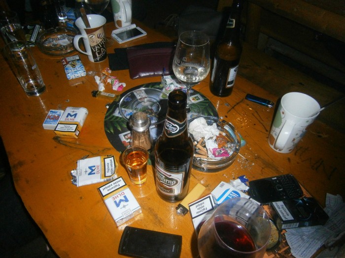 Za siedmimi pivami, siedmimi popolníkmi, kde sa alkohol vylieval a cigarety nemali konca sa....
