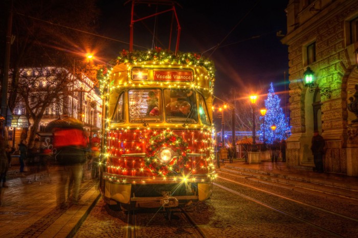 Vianočná električka v BA je cool ;)