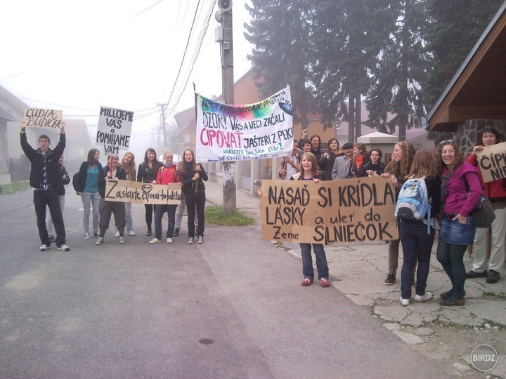 Takto naši študenti protestujú proti čipovým kartám, ktoré od zajtra zmenia režim našej školy na totalizmus :D