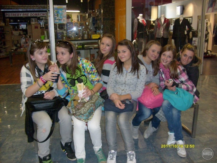 Mara-->Ja-->Veronika-->Tamka-->Paťka-->Sima-->Boťa