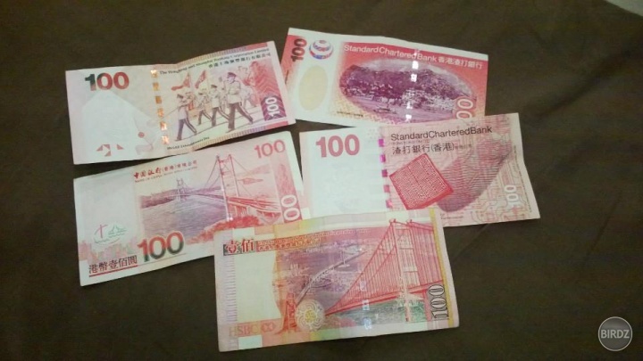 Hongkongské peniaze:)

Inak toto sa bežne nevidi: Bankovky v Hong Kongu nevydáva jedna národná banka, ale niekoľko konkurenčných súkromných bank. Každá banka má bankovky vo svojom dizajne (farby sú rovnaké, všetky 20ky sú modré, 50ky zelené, 100ky ružové)