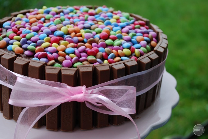 moja torta :D, mám síce trochu menšiu a z rôznymi druhmi cukríkov! :)